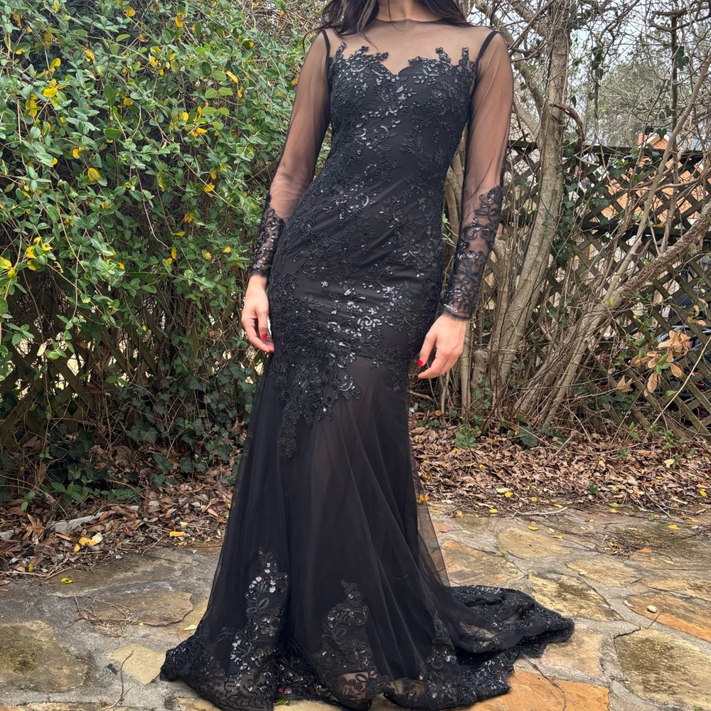 Elegant Black Lace Evening Gown